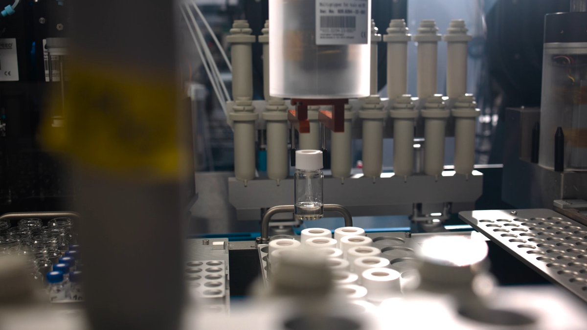 A new #SciencePerspective highlights the strengths and challenges of “self-driving” laboratories, spaces that combine robotics, high-throughput experiments, AI, and automated analysis to transform scientific discovery. Read more: