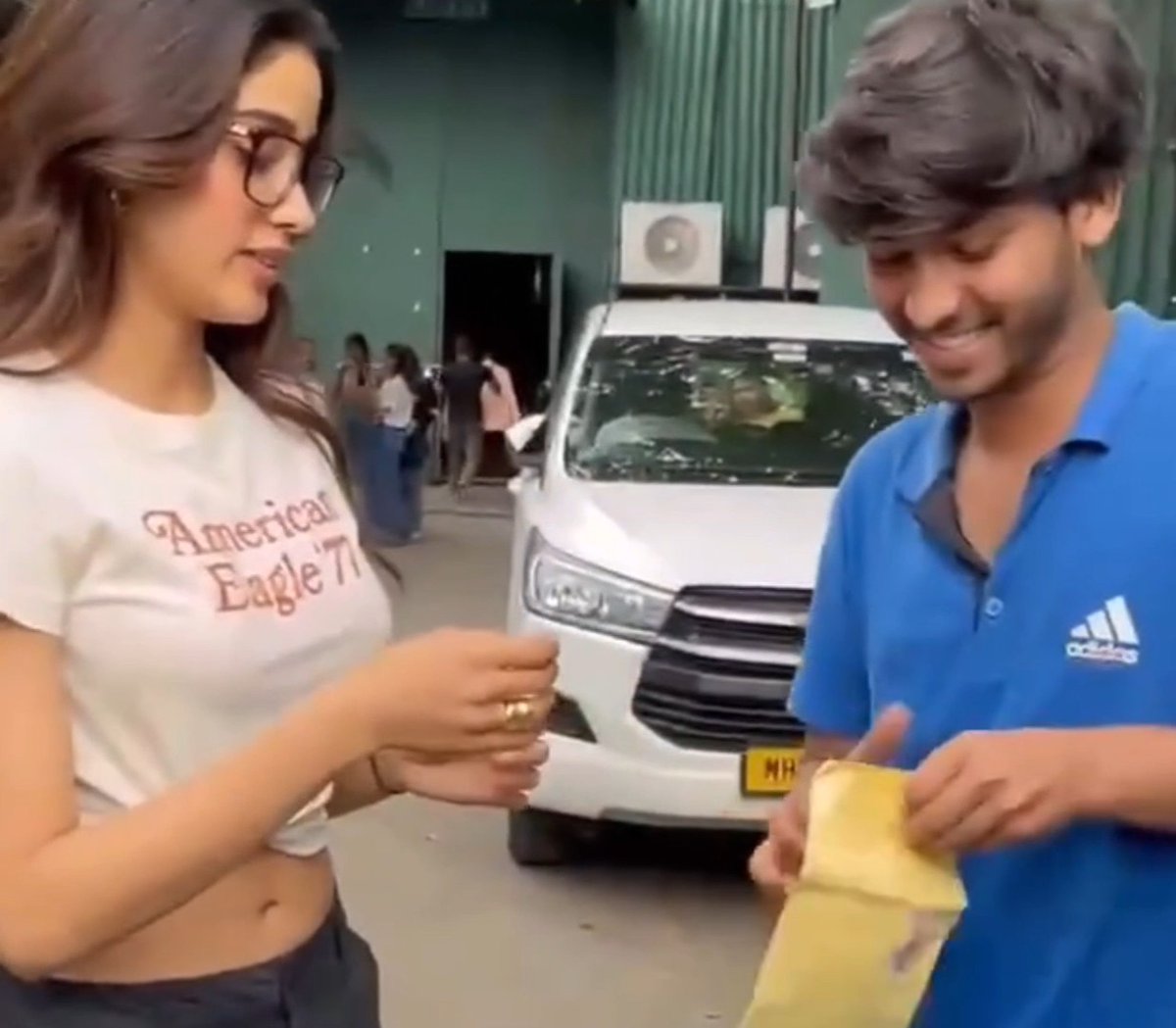 #Janhvikapoor - She tie a Rakhi to Paparazzi Boy - and he Wants to Give Money also to Sister Jaanu.