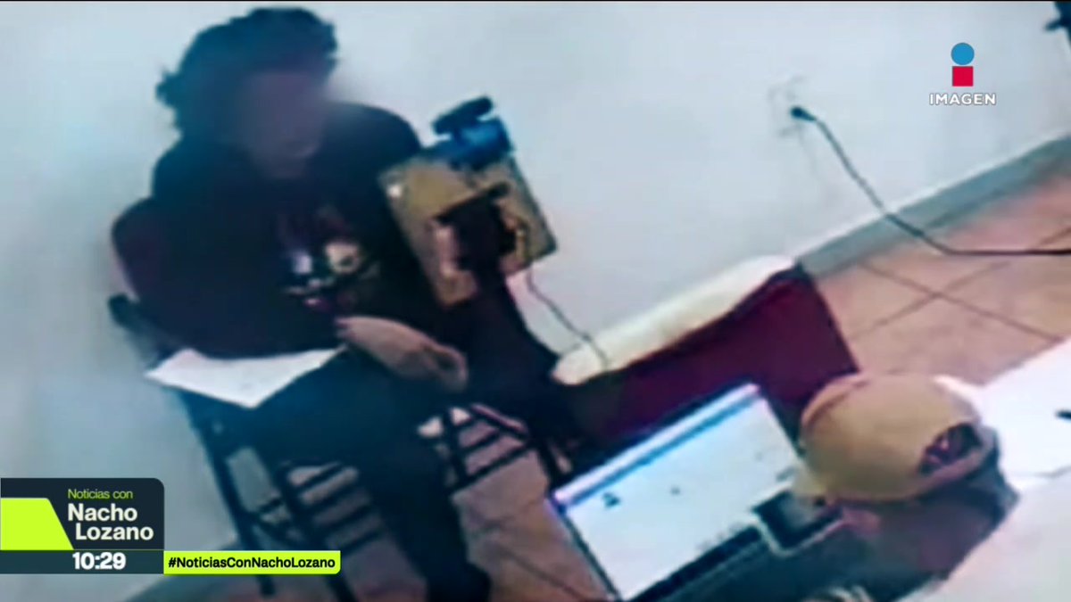 Un estudiante simulaba resolver el examen con la cámara prendida, pero realmente eran sus profesores quienes lo hacían desde otra computadora, así operaba presuntamente la academia Más Preparación, acusada de fraude por la #UNAM. Un extrabajador nos dio más detalles:
