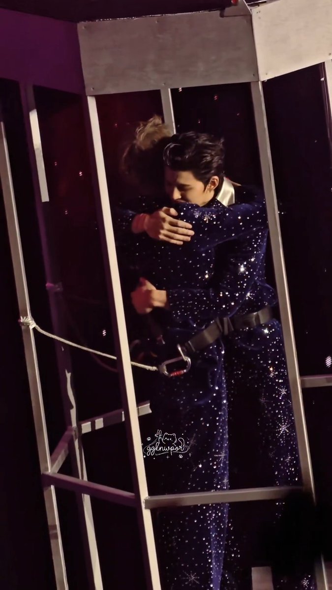 GUYS 😱😭 INI FANCAM SUPER JELAS (NO EDIT) BUKTI KELAKUAN PONDPHUWIN LANGSUNG NYOSOR PELUKAN ERAT BANGET OFF CAM 🫂✨😭😭😭😭😭 #ppnaravit #phuwintang #PondPhuwin #ปอนด์ภูวินทร์