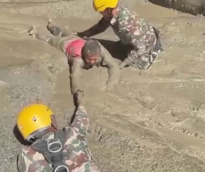 उद्धारमा खटिएको नेपाली सेनाको टोलीले हालसम्म टनेलबाट दुई जनाको सकुशल उद्धार गरेका छन्। Salute 🫡 #nepal #highlight #everyoneシ゚ #follower