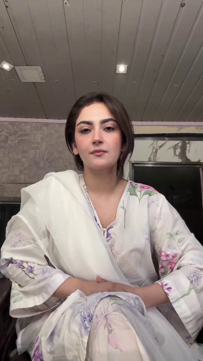 اداکارہ حبا بخاری نے سانحہ پمز اور موجودہ حالات پر ویڈیو پیغام جاری کرتے ہوئے کہا کہ میرے پاس بولنے کو الفاظ نہیں لیکن کہیں ایسا نہ ہوجائے کہ جس کا جو دل چاہے کرے اور کوئی فرق نہ پڑے لیکن مایوسی کفر ہے میں امید کرتی ہوں کہ ایک دن ضرور آئے گا جب ہمارا ملک ہمارے اور ہمارے بچوں کے لیے محفوظ ہو گا