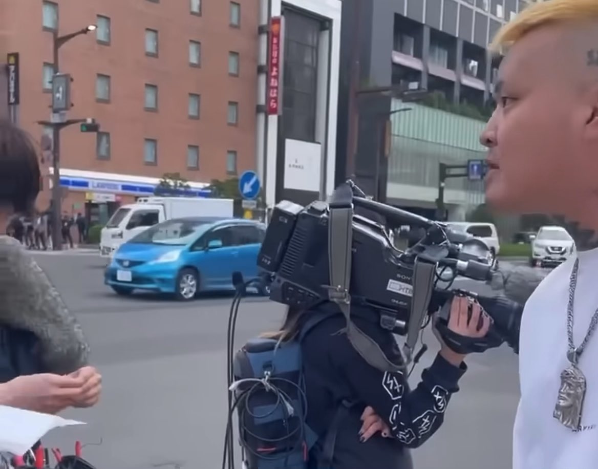 【唖然】ラッパー・札幌のギャグ男 今度はテレビ局の報道陣に凸 不起訴だったのに顔写真を載せられたのがお気に召さなかった模様。 法で裁かずに街に出た熊と同様の措置でいいと思う。 #北海道 #ラッパー