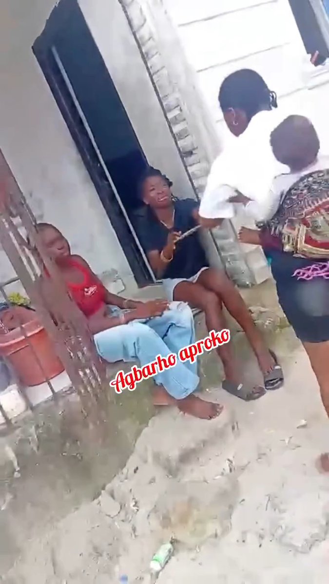 Lady seen fløgging her two younger sisters, who were living together with her and her husband in Delta State, accusing them of sleeping with her husband.