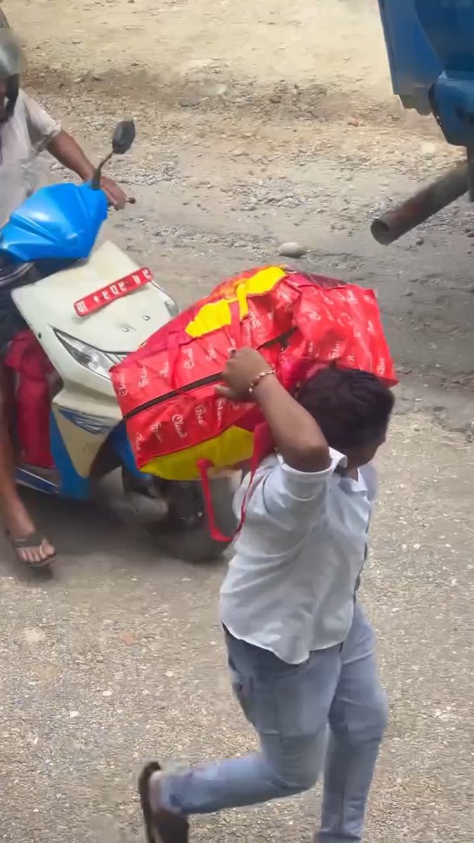 चीनमा ताल फुटेपछि यतिखेर नुवाकोटका स्थानीयहरू सुरक्षित स्थान तर्फ लागेका छन्। #nepal #highlight #everyoneシ゚