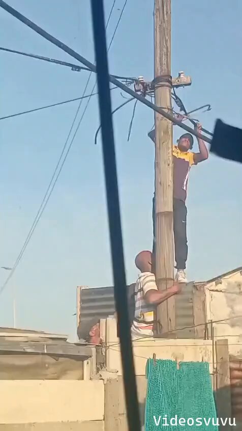 This happened in a place called Bonteheuwel. Apparently, the community is now looking for them. We hope SA Police Service 🇿🇦 gets hold of them before the community does. #videosvuvu
