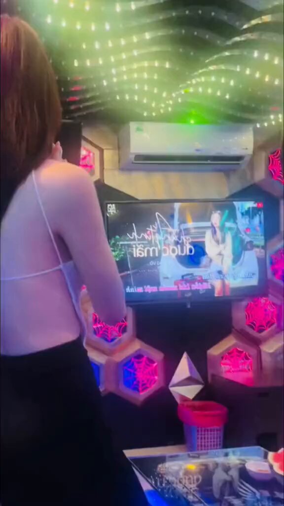 Các bác nhìn kĩ hộ em 🧐🧐 Bài này có phải : Ai chung tình được mãi không 😆