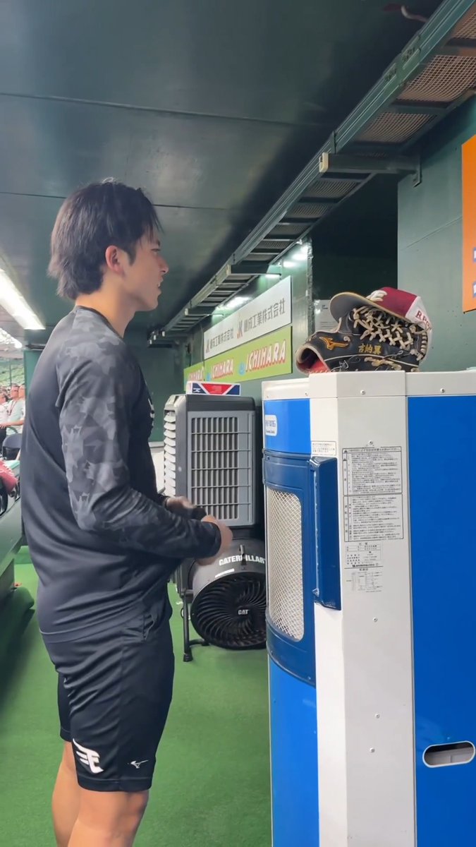 #宗山塁の爽やかの作り方 「これや!涼しいの🤩」 冷風機を発見してルンルン🎵 その後は「スンッ」とした雰囲気でトスバッティング☃️ #宗山塁 #RakutenEagles #強鷲革新