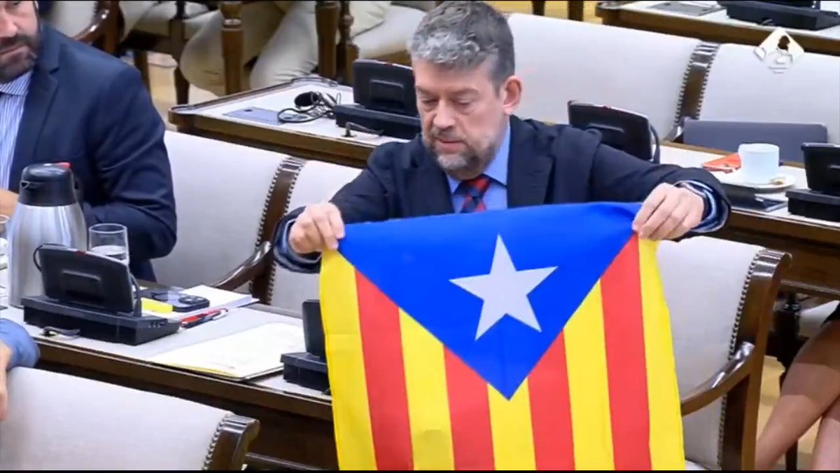 #EnDirecto | Un diputado de ERC saca una estelada y se la enseña a Marlaska: "¿Cree que esto es un arma de destrucción masiva o un elemento que tiene que estar prohibido? ¿O decomisado como ocurrió en Elche durante un partido?"