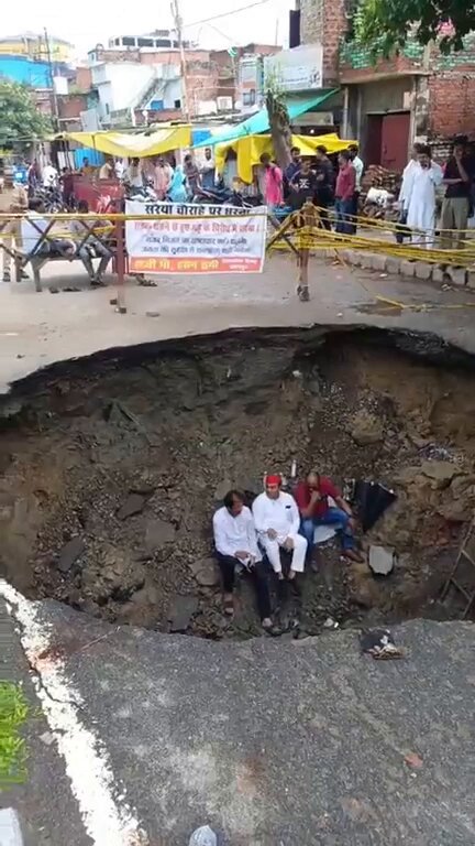 यूपी के कानपुर में सड़क के बीच न‍िकले वॉटरफॉल का आनंद लेने सपा व‍िधायक और नेता पहुंच गए. सीढ़ी लगाकर वॉटरफॉल के नीचे उतरे और बार‍िश होने का इंतजार क‍िया ताक‍ि झरना फ‍िर से एक्‍ट‍िवेट हो जाए. आप भी इस वॉटरफॉल का मजा ले सकते हैं. ट‍िकट नजदीकी BJP ऑफि‍स में उपलब्‍ध 😉