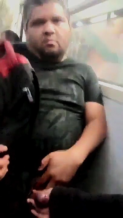 Oso deja que se la jalen en el metro 💦 #metrocdmx #chudai #gay