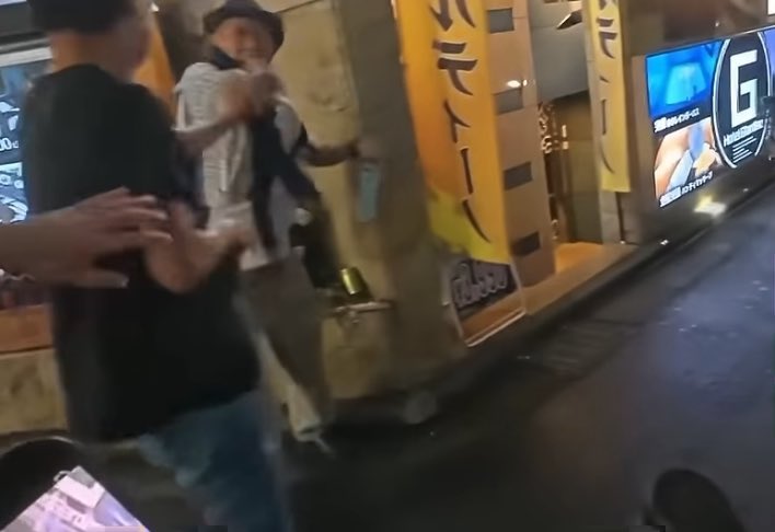 【衝撃】夜の歌舞伎町でおじ同士の喧嘩が始まる 黒いTシャツの男性は他にも喧嘩をしていて暴行された人が多数いる模様。 大人げねー! #新宿 #オッサン