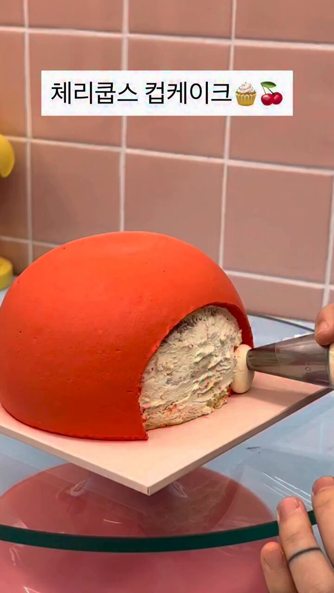 the cake shop posted the behind of making this cute scoups cake 🍒🎂 #에스쿱스