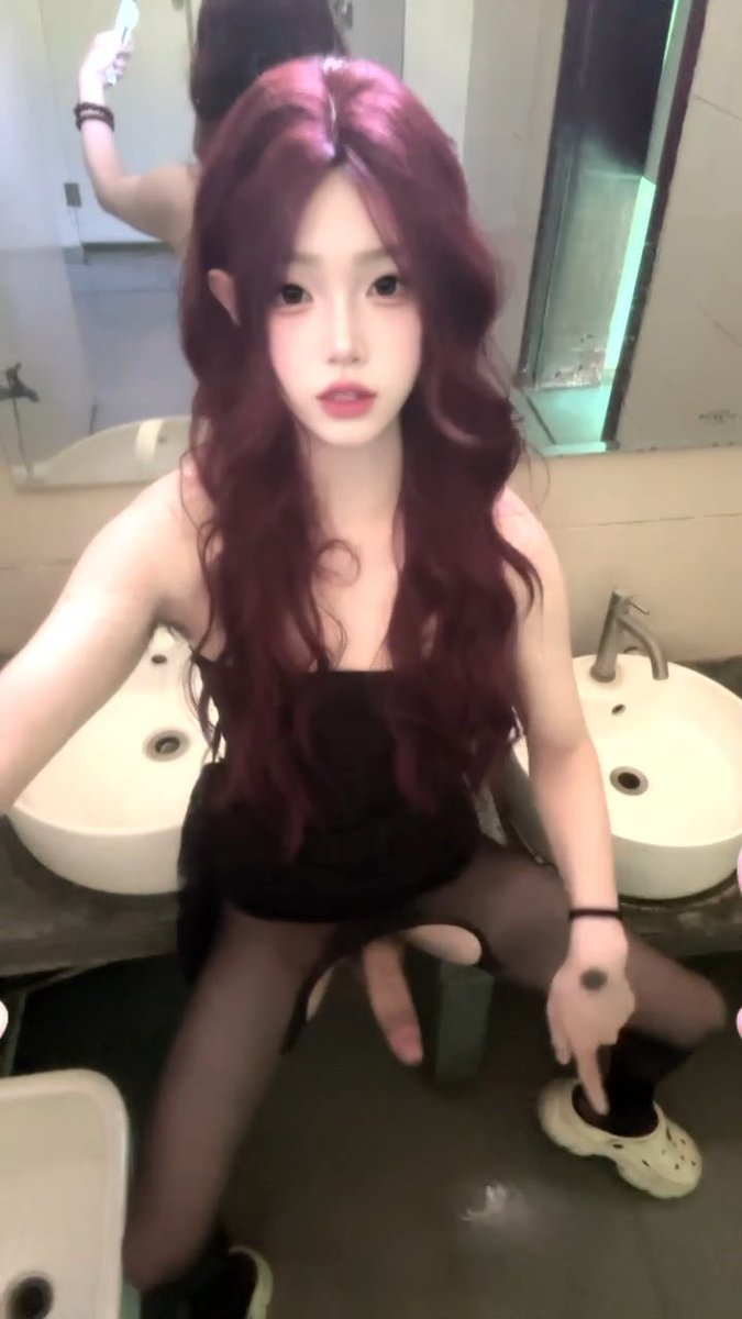 #男娘 #伪娘 #羞辱 #小狗 #Ts #cd #河南 #美女 #露出 #户外 #公厕 解锁新场景,妈妈坐在公厕洗手池上撸几把,有没有骚狗跪在地上给妈妈吃呀,如果被人看到就更刺激了,骚狗只会更卖力的给妈妈吃