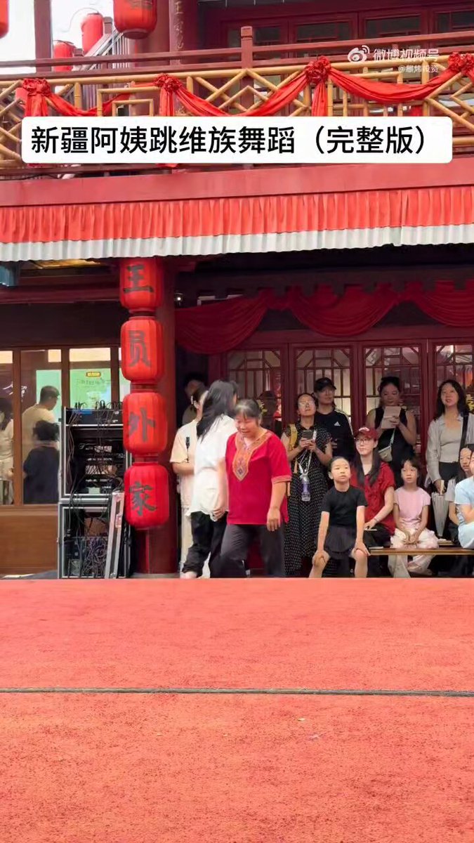 开始以为阿姨上台来搞笑的，看完才发现是我格局小了……网友：果然，舞蹈可以让每个人平等地发光发亮！