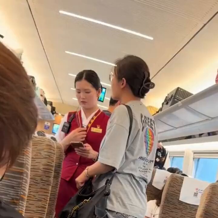 高铁上，男人的物品被女人误当作垃圾扔掉，面对男子质问，女人情绪失控，大声喊道“我不知道这里有人，你个大男人干嘛呀，什么东西啊你，我不发火当我是病猫啊！”