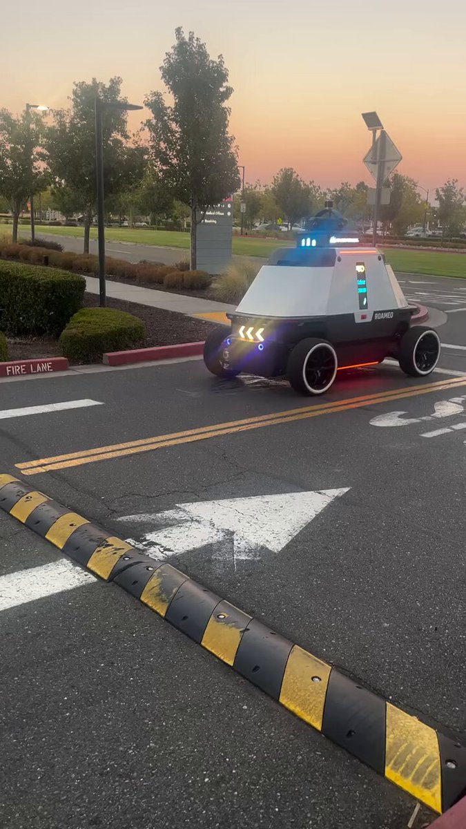 🇺🇸 Meanwhile in California Kid:- “is there people in there?” Someone didn’t fully think the design of this automated Security Unit through properly.