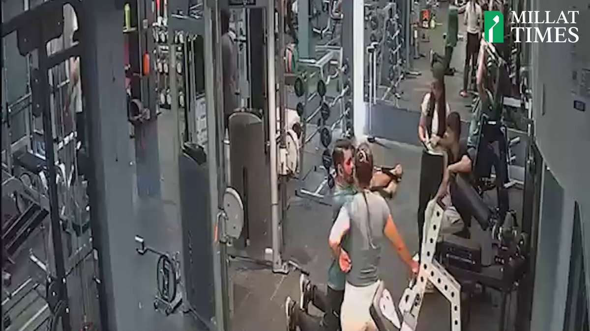 असम में एक दिल दहला देने वाली घटना सामने आई है, जहां जिम में वर्कआउट के दौरान एक डॉक्टर की मौत हो गई। मृतक की पहचान डॉक्टर शाहीन रहमान के रूप में हुई है। गुरुवार शाम को डॉ. शाहीन रोजाना की तरह जिम पहुंचे थे। जब वो घुटने के बल बैठकर एक्सरसाइज कर रहे थे, तभी अचानक वो मुंह के बल जमीन पर गिर पड़े और उनकी मौत हो गई। यह पूरी घटना जिम में लगे सीसीटीवी कैमरे में कैद हो गई।