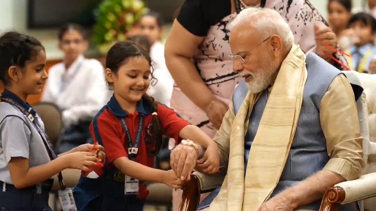 💠 Prime Minister Narendra Modi celebrates #RakshaBandhan with school students, sharing smiles and warm moments on this special occasion WATCH:📽️ PMO India