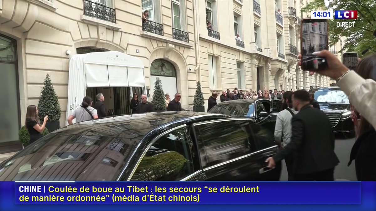 🔴Concerts historiques : Céline Dion arrive à Paris La chanteuse arrive à l'hôtel du Royal Monceau, pour sa série de concerts dans la capitale, d'ici une quinzaine de jours. Les fans sont présents pour la saluer.