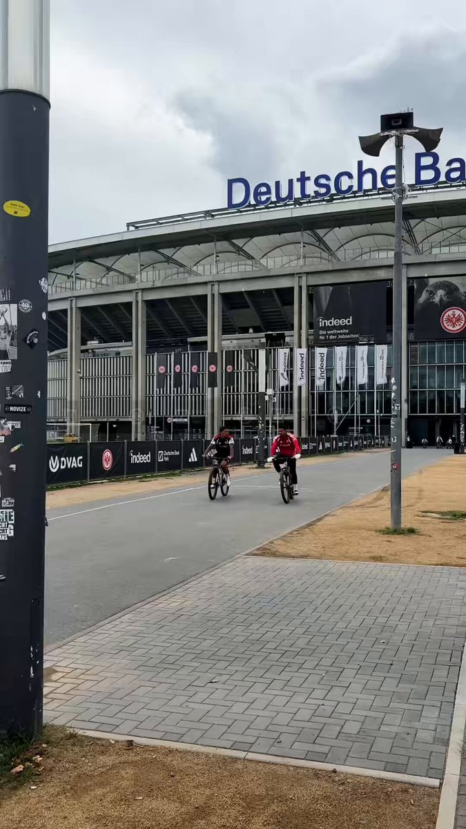 Zum ersten Mal mit den Teamkollegen auf dem Rasen: Willkommen im Deutsche Bank Park, Noah Atubolu! 🆕 #SGE