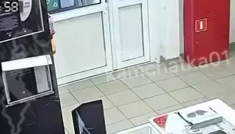 «Сосать тебе, а не сто рублей»: ветеран отправил жену в реанимацию на Камчатке 24 августа в магазине «Семейная корзинка» мужчина так сильно ударил свою спутницу по голове, что она упала на пол и потеряла сознание. Приступ агрессии вызвала просьба женщины дать ей сто рублей. «Ты чё, охуела, свиноматка ебаная? Сосать тебе, нахуй, а не сто рублей», — кричит на записи агрессор лежащей на полу спутнице. Подошедшему очевидцу мужчина заявил, что это его жена, и потребовал не вмешиваться. 47-летнюю пострадавшую после инцидента увезла скорая. Сейчас женщина лежит в реанимации в крайне тяжёлом состоянии, врачи оценивают её шансы выжить «50 на 50». По информации местных жителей, кухонный боксёр — комиссованный военнослужащий. После задержания он дал признательные показания и объяснил свой поступок «ревностью и возникшей неприязнью» к супруге. Мужчину отправили в СИЗО по обвинению в тяжком вреде здоровью.
