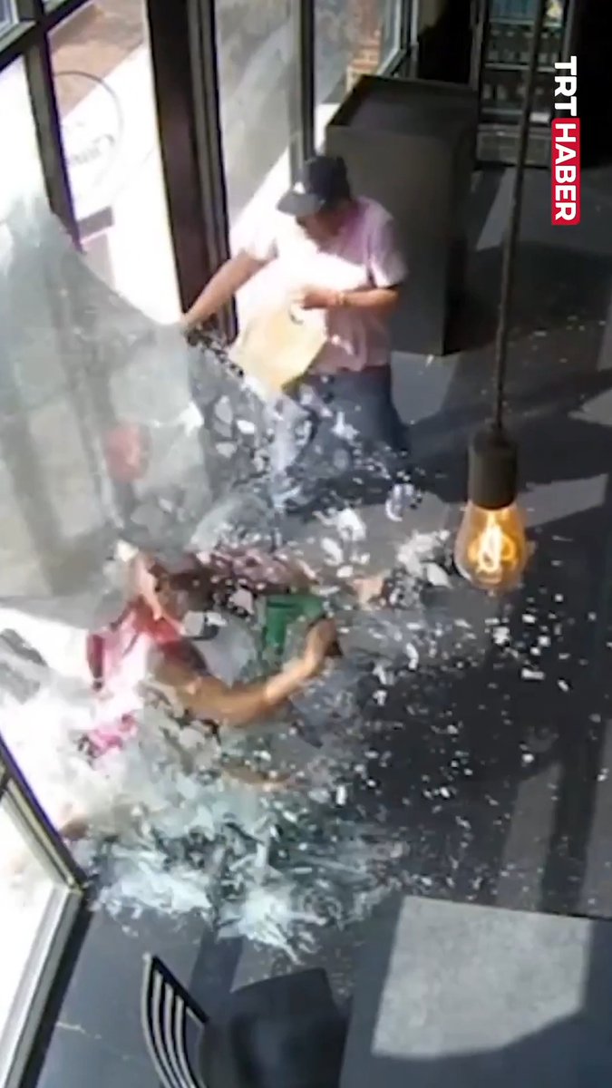 Elektrikli bisiklet kullanan 2 kişi, kontrolü kaybederek restoran camından içeri daldı. 📍ABD