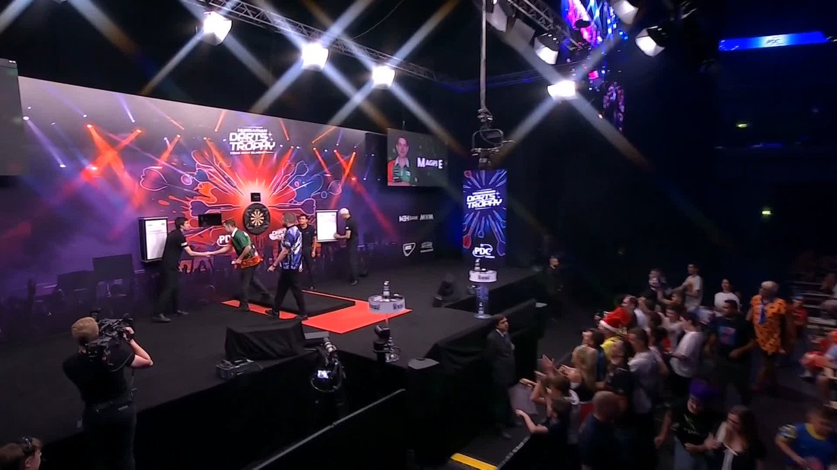 O'CONNOR MOVES ON! William O'Connor is the next player through to round two in Hungary, beating Samuel Price 6-2 to set up a clash with Ross Smith! 📺 #ET11