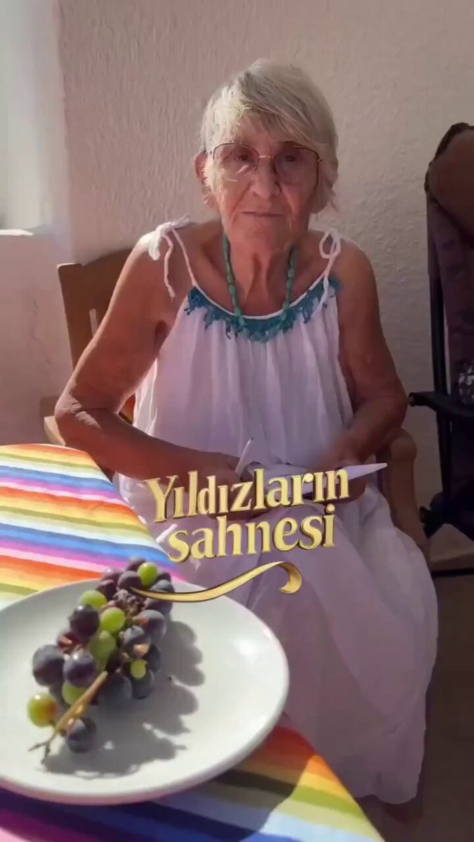 47 yıllık eşi Ali Başak Karatay’ın vefatının ardından zor günler geçiren Canan Karatay, Bodrum’da komşularıyla sohbet ederken görüntülendi.