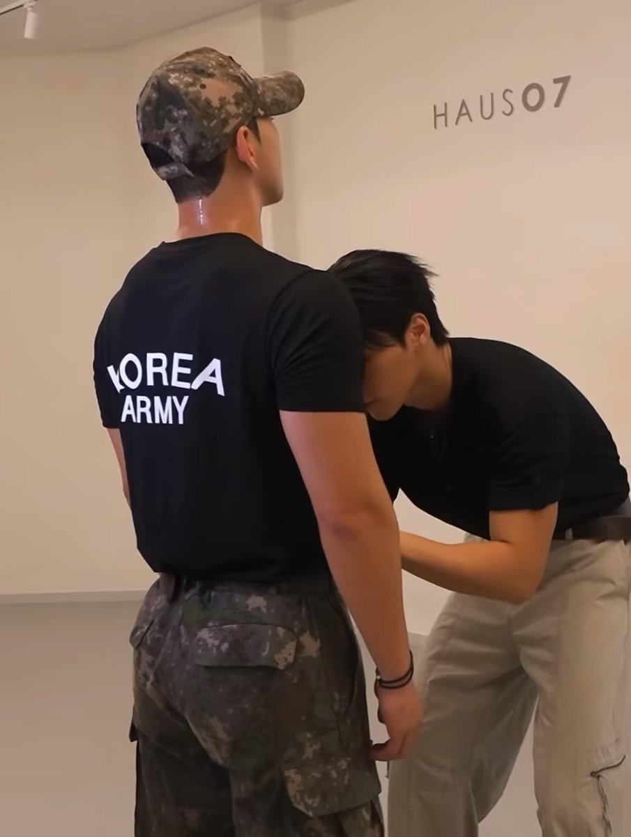 san being shocked that baekho body is 2x his size lamoo! baekho’s back filled the whole frame still so cool & cute tho