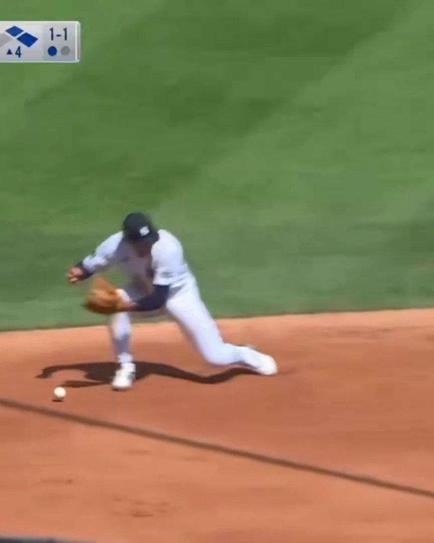 This hasn’t happened to a Yankees player in more than a century 😳 George Lombard Jr. has committed an error in 6 straight games, the longest streak by a Yankee since Chick Fewster in 1921.