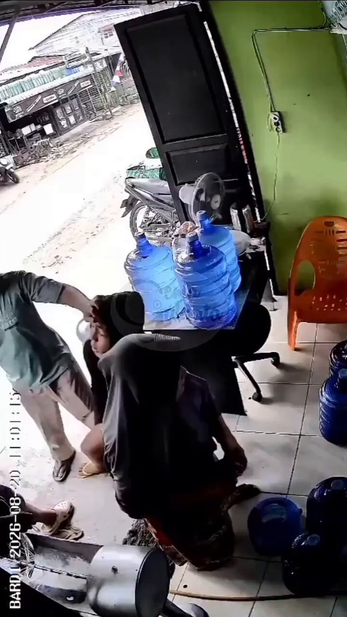 Dua remaja di bawah umur di Medan, Sumatera Utara, dianiaya mantan bosnya sendiri hanya karena dituduh merebut pelanggan. Bayu (17) dan Jeremy (16) diduga dipukul di bagian perut, dijambak, dan ditoyor oleh mantan bosnya berinisial Bembeng di kawasan Marelan, Medan. Peristiwa bermula saat keduanya diminta seorang warga mengisi tiga galon air di tempat kerja barunya. Sebab, tempat usaha mantan bosnya disebut sedang tutup selama sekitar satu minggu. Diduga tidak terima, Bembeng bersama istrinya mendatangi kedua korban. Selain dugaan penganiayaan, korban juga mengaku mendapat ancaman. Kasus ini telah dilaporkan ke Polres Pelabuhan Belawan. Kedua korban kini disebut masih ketakutan dan khawatir bertemu dengan mantan bosnya.