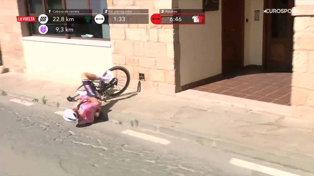 🥶 El golpetazo de Luca van Boven tras ser cerrado por un corredor de Astana. #LaVuelta26 #LaCasadelCiclismo