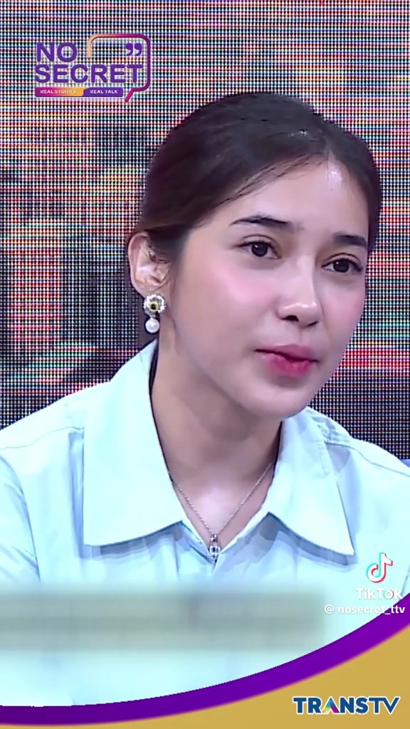 Dilan Janiyar MAKJLEB banget sarkasnya bilang mantan suaminya, Safno gak ada kontribusi 😎 Konteksnya Feni Rose nanya co-parenting antara Dilan & Safno yg kelihatan santai, padahal dulu cerainya penuh konflik. Nah, Dilan pun sarkas bilang emang santai lah wong Safno gak ada kontribusi apa-apa. Dilan juga ngingetin kalau ibu membiayai anak itu itungannya sedekah. Dilan ogah ada narasi diplintir karna faktanya emang dirinya yg membiayai kebutuhan anaknya.