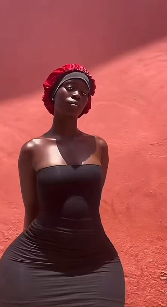 A Ghanaian girl in the trenches 😂. If she were in Nigeria, we have so many f0olish men with money who don’t know what to do with it and One of them would be ready to buy her a ₦500 million house in Ikoyi just to impress her. 😭😂