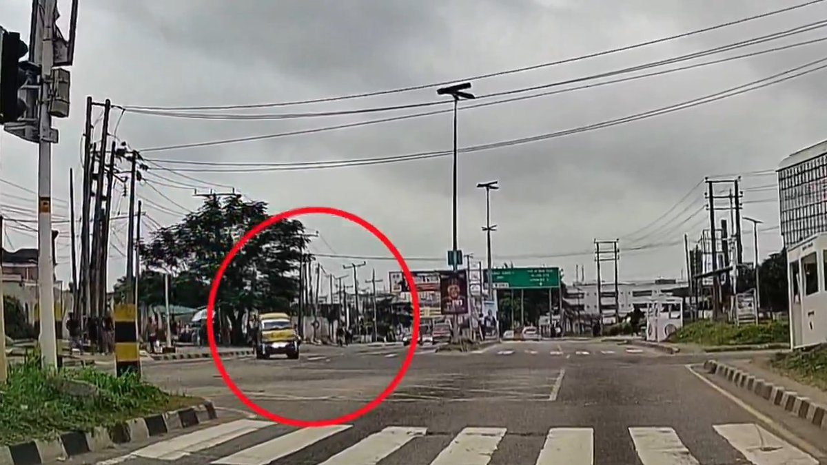 Moment a passenger fell off a moving bus in Lagos
