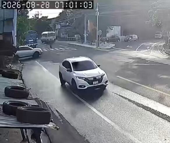 🚨📹 CÁMARA CAPTA INCIDENTE VIAL EN EL DESVÍO DE APULO, ILOPANGO Una cámara captó el momento en que se registró un incidente vial en el desvío de Apulo, Ilopango, sobre la carretera Panamericana. Las imágenes muestran lo ocurrido en este transitado sector. Hasta el momento, no se cuenta con mayores detalles sobre las circunstancias en las que ocurrió el incidente.