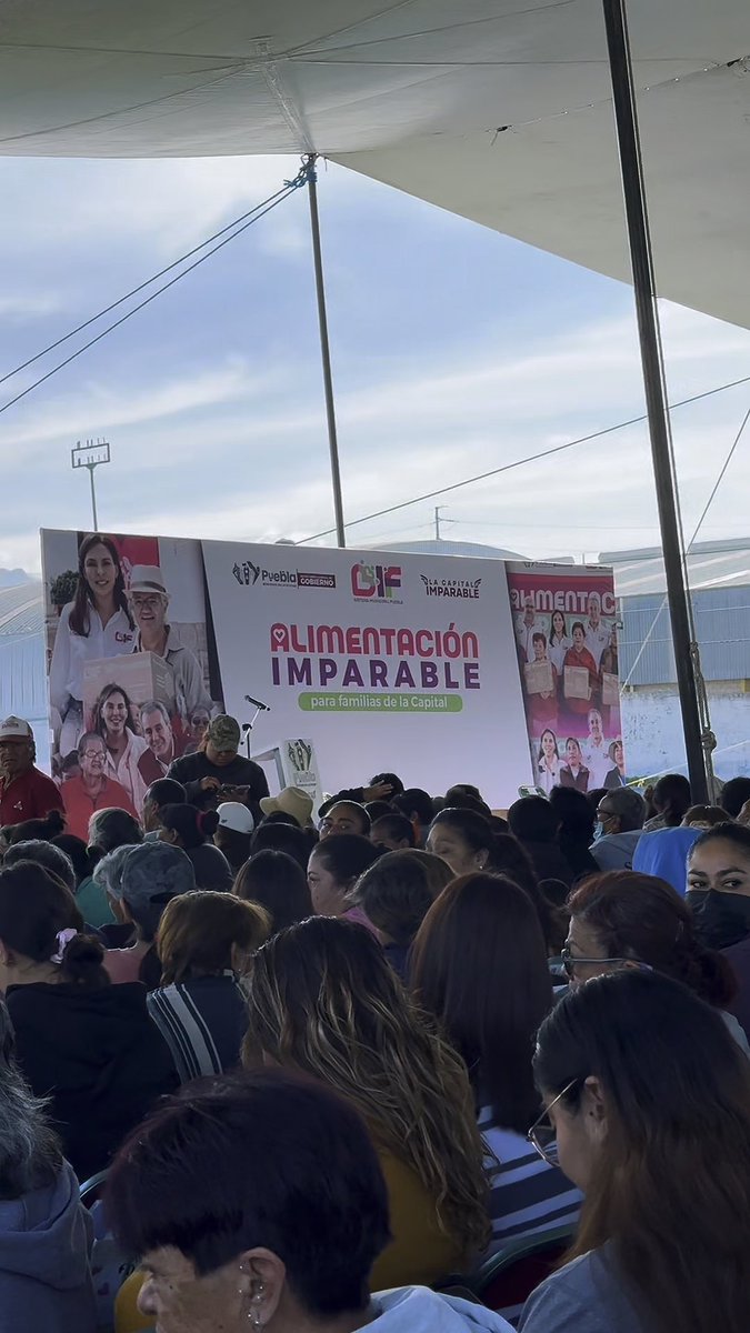 🍎 Con #AlimentaciónImparable queremos que una alimentación nutritiva esté al alcance de más familias de nuestra capital. En San Jerónimo Caleras, junto al DIF Puebla Capital que encabeza mi esposa #MariElise, entregamos apoyos alimentarios a quienes más los necesitan. Porque cuidar la alimentación también es cuidar la salud, la economía y el bienestar de las familias poblanas. 🤝🏼