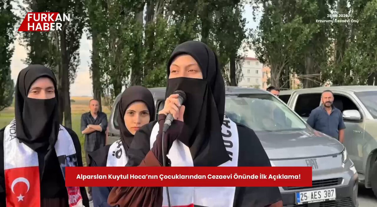ERZURUM DUMLU CEZAEVİ ÖNÜNDE AÇIKLAMA: ALPARSLAN KUYTUL HOCA’DAN İLK MESAJ! Türkiye’nin farklı illerinden gelen Furkan Hareketi mensupları, Alparslan Kuytul Hoca’ya destek olmak amacıyla Erzurum Dumlu Cezaevi önünde toplandı. Kapalı görüşün tamamlanmasının ardından Alparslan Kuytul Hoca’nın çocukları cezaevi önünde açıklamada bulundu. Yapılan açıklamada Alparslan Kuytul Hoca’nın görüş sırasında, "Şu an bu zulmü bize yapanlar güç ellerinde olduğu için rahat davranıyorlar, Allah'ı unutmuş durumdalar. Hepimiz Allah'ın karşısına çıkıp hesap vereceğiz, ben onlara hakkımı haram ediyorum" ifadelerini kullandığı belirtildi. Hocamıza SürgünZulmü AlparslanKuytulu SerbestBırakın SemraKuytulu SerbestBırakın