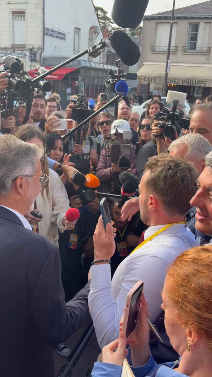🥊 C’était censé être LE moment de Raphaël Glucksmann sur le campus de Blois… jusqu’à ce que Olivier Faure interrompe son point presse, histoire de bien marquer son territoire. À la boxe, on appelle ça la pesée avant le combat. Quelques minutes plus tôt, le leader de Place publique Raphael Glucksmann faisait son arrivée, sous les applaudissements. À ses côtés, tous ses soutiens au Parti socialiste : Boris Vallaud, Nicolas Mayer-Rossignol, Carole Delga, Guillaume Garot, Jean-Marc Germain, David Assouline… Dans le camp fauriste, un cacique observe la photo de famille et lâche, perfide : « C’est fou, il a fait exactement la même composition qu’Anne Hidalgo en 2022 ! » l'Opinion