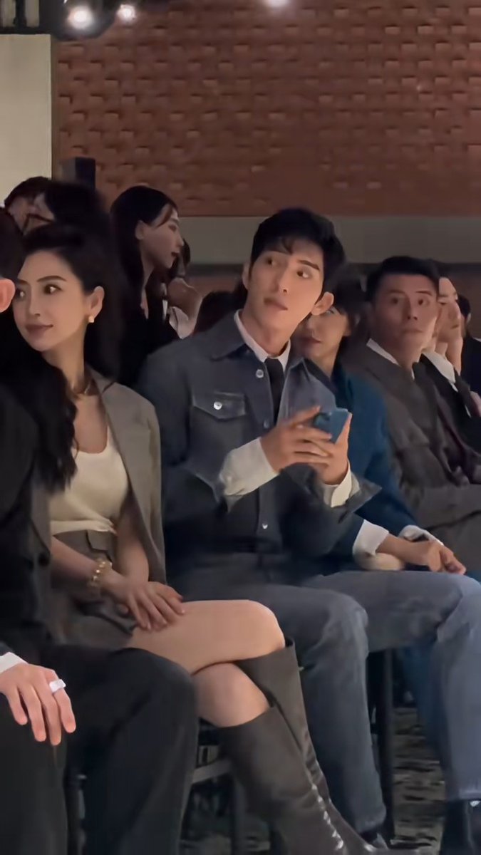 แฟนซีรีส์ #ฤดูใหม่นี้มีเพียงสองเรา #TheEarlySpring ที่เพิ่งดูผลงาน #JingBoran ตกใจที่เกอมีสาวจับจองหัวใจแล้ว(หลิวเหวิน) ฝั่งจีนมีแต่คนยินดีและแทบจะไม่มีดราม่าเลย ตอนเดทกันก็ไม่ได้ปิดแถมรับงานคู่ด้วย คลิปที่เป็นไวรัลตอนเกอยกมือถือขึ้นมาถ่ายแฟนตอนเดินแฟชั่นโชว์ พอ.ในชีวิตจิงมากค่ะ