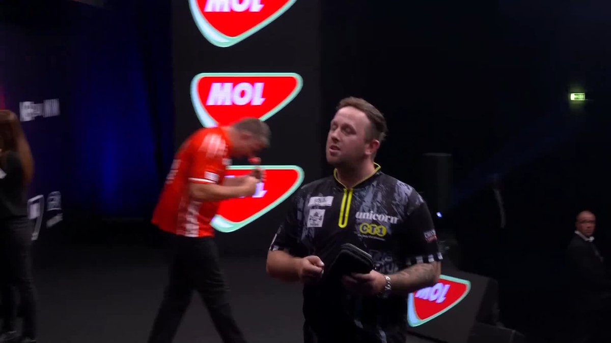 RATAJSKI SQUEEZES PAST RYDZ! A game of twists and turns but it's Krzysztof Ratajski that gets the better of Callan Rydz, beating the Englishman in a contest that served the full eleven legs! 📺 #ET11