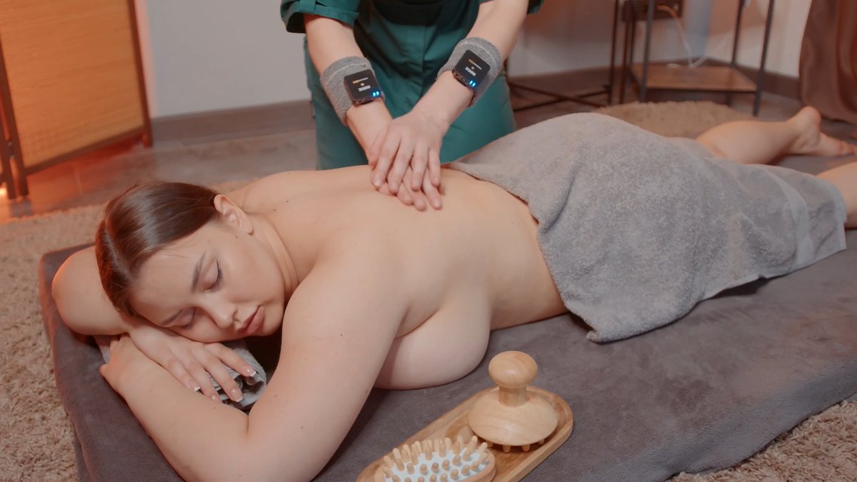 Anna takes Liza through a full back and glute massage - slow oil strokes, no rush, 20 minutes of it. #massage #asmr #backmassage #massagetherapy #deeptissue