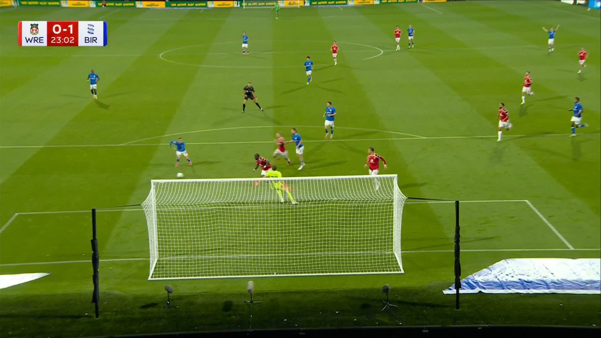 Big miss from Jay Stansfield! 😳 Brilliant work from Demarai Gray to set up the chance.