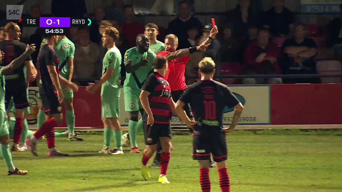 Coch yr un i Kane Owen ac Euros Griffiths! 😲🟥 Trefelin BGC's Kane Owen and Ammanford AFC's Euros Griffiths both get sent off. After a lengthy VAR review, Griffiths’ red card stands. 📺