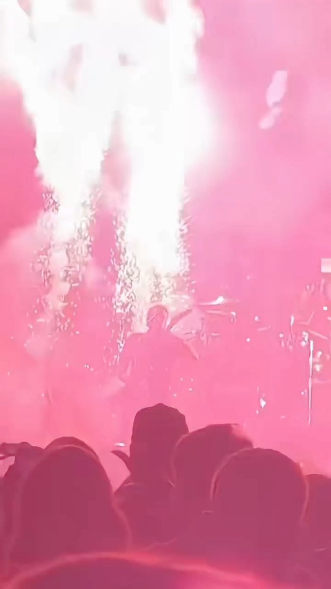 The legendary band ‘Nickleback’ performing the old WWE RAW theme song from 2009-2012 “Burn it to the ground” THIS BRINGS BACK SO MANY MEMORIES MAN 🔥