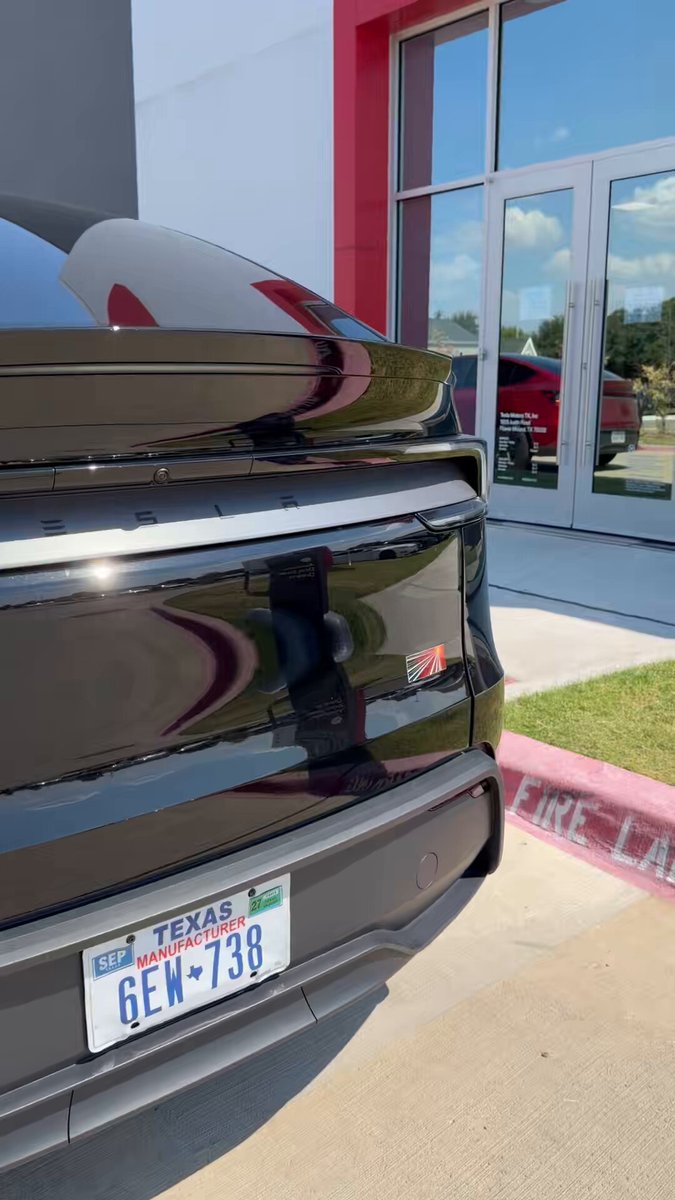 The first Model Y L test drives have officially begun at select Tesla showrooms in the U.S. The first customer deliveries are not too far off.