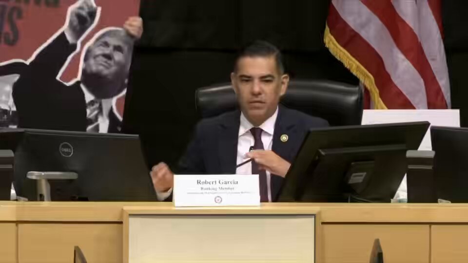 🚨 BRUTAL: House Oversight Democrats put Trump’s affordability promises ON TRIAL during a genius hearing. Rep. Robert Garcia: “Everything he has done has driven up the price of housing.” Energy, housing, groceries. Republicans have nowhere to hide from this record.