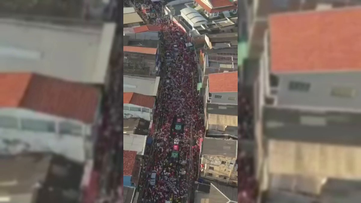 Olhem a multidão que o Lula arrastou em Salvador. Nunca que o Flávio Bolsonaro conseguiria algo próximo disso. Separem a roupa pro tetra!