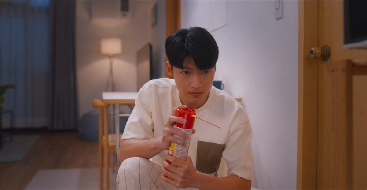 o dawei com medo da barata surpreender ele e ganhou foi um beijo surpresa lindo 🥺 (mesmo com a circunstância) #ConnectingToYou